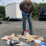 AnAnne beim Farbe aufrührenne beim Farbe aufrühren