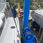 Langsam fährt der Kran in Position