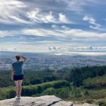 Anne genießt die Aussicht