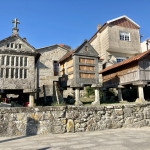 Am Dorfplatz von Combarro