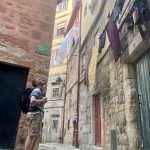 überall hängt Wäsche