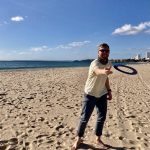 Frisbee werfen am Strand