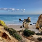 die zerklüftete Küste bei Alvor