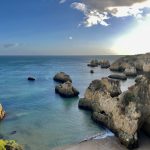 die zerklüftete Küste bei Alvor