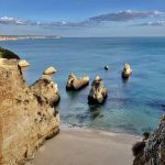 die zerklüftete Küste bei Alvor