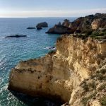 Karge Felsküste, auch im Frühling