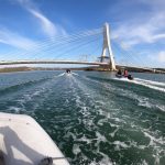 In Formation auf die Brücke zu