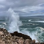 Die Gischt spritzt hoch