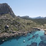 Ankern zwischen Bergen