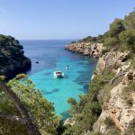 Tagesausflugsboote füllen die Bucht...