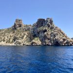 Die Burg wacht über die Einfahrt