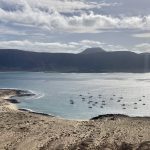 Ankerfeld im Lee der Insel