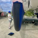 Die erste Lage schwarzes Antifouling