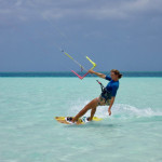 Kiten im Knöcheltiefen Wasser